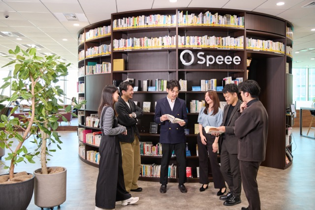Speeeの社員がライブラリで談笑している様子