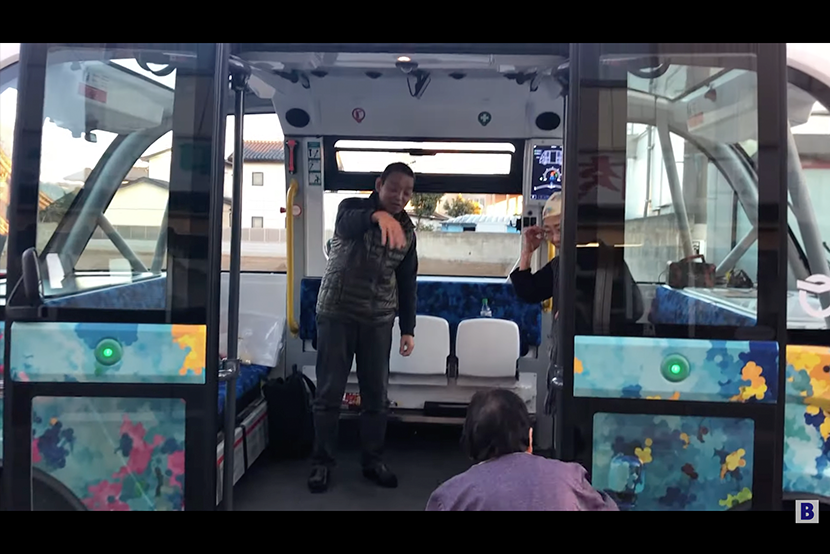 車内の様子。運転席がなく360度のビューを確保