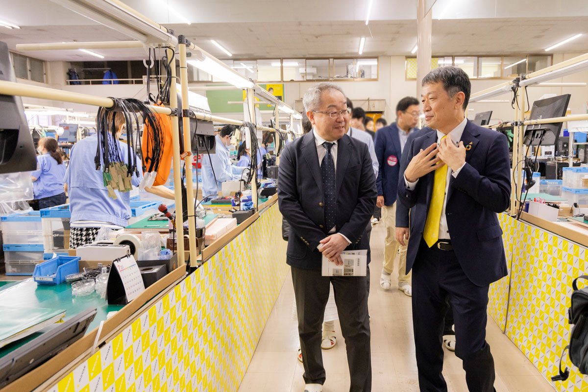 軣社長自ら信州大学教育学部の皆様へ工場案内