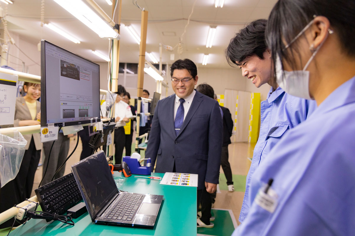 組み立て体験を行う学生2