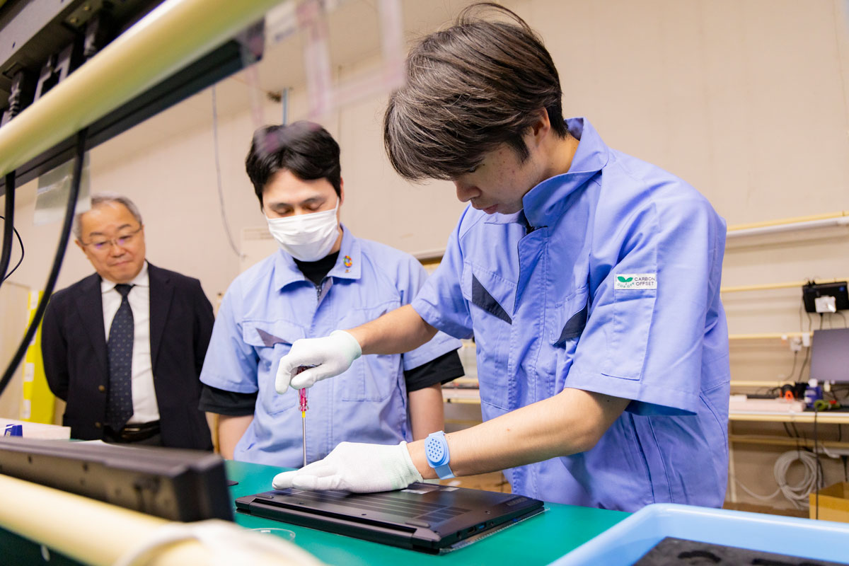 組み立て体験を行う学生1