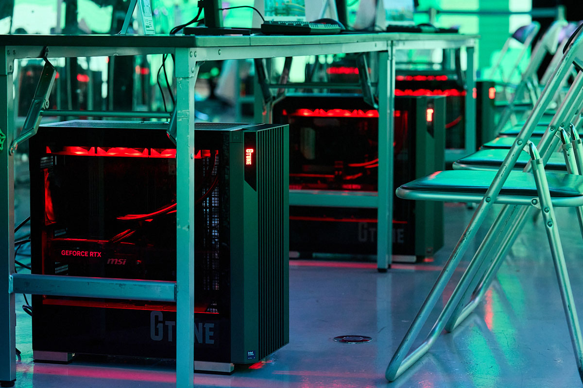 アジア競技大会で使用される競技用PCと同スペックのG TUNEが並んでいます
