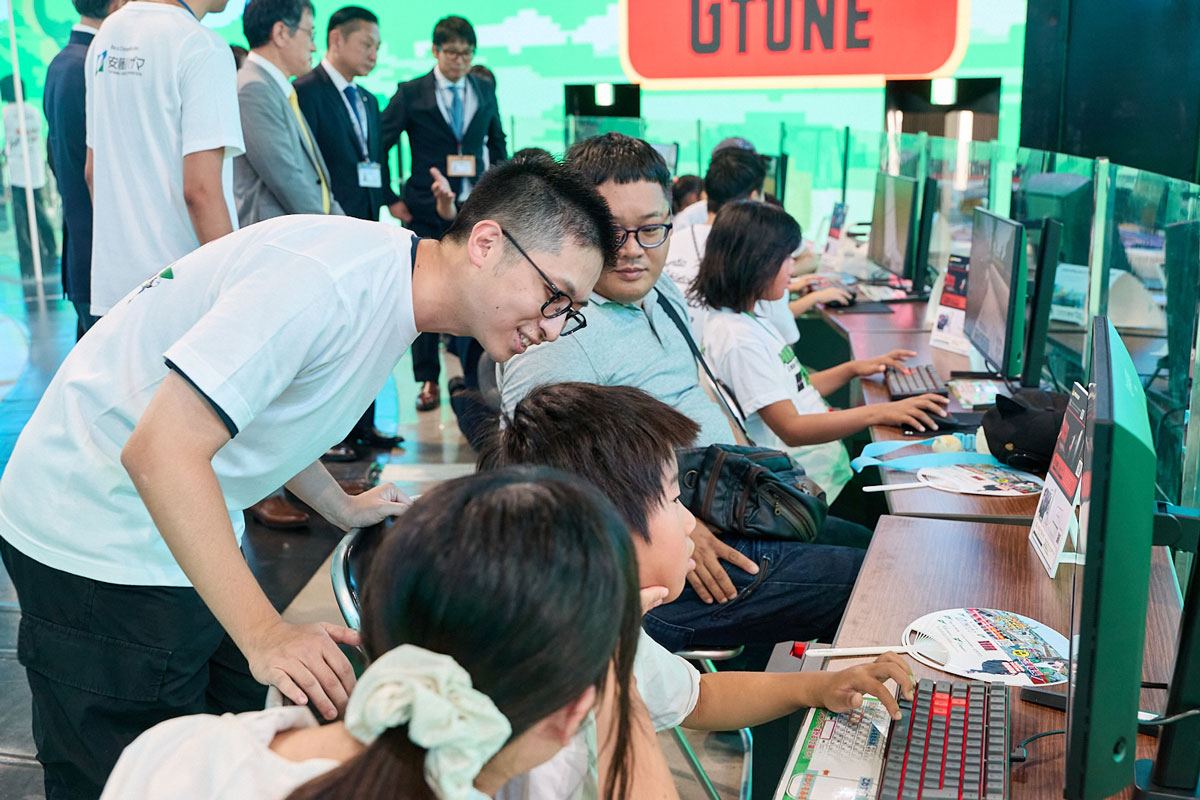 G TUNEを使ってマインクラフトに取り組む子どもたちとサポートするきおきおさん