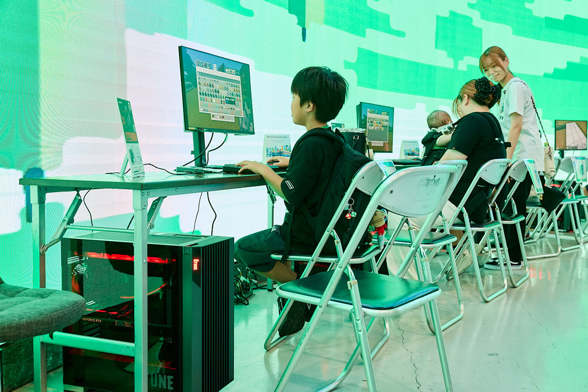 会場でマインクラフトの建築に取り組む子どもたち