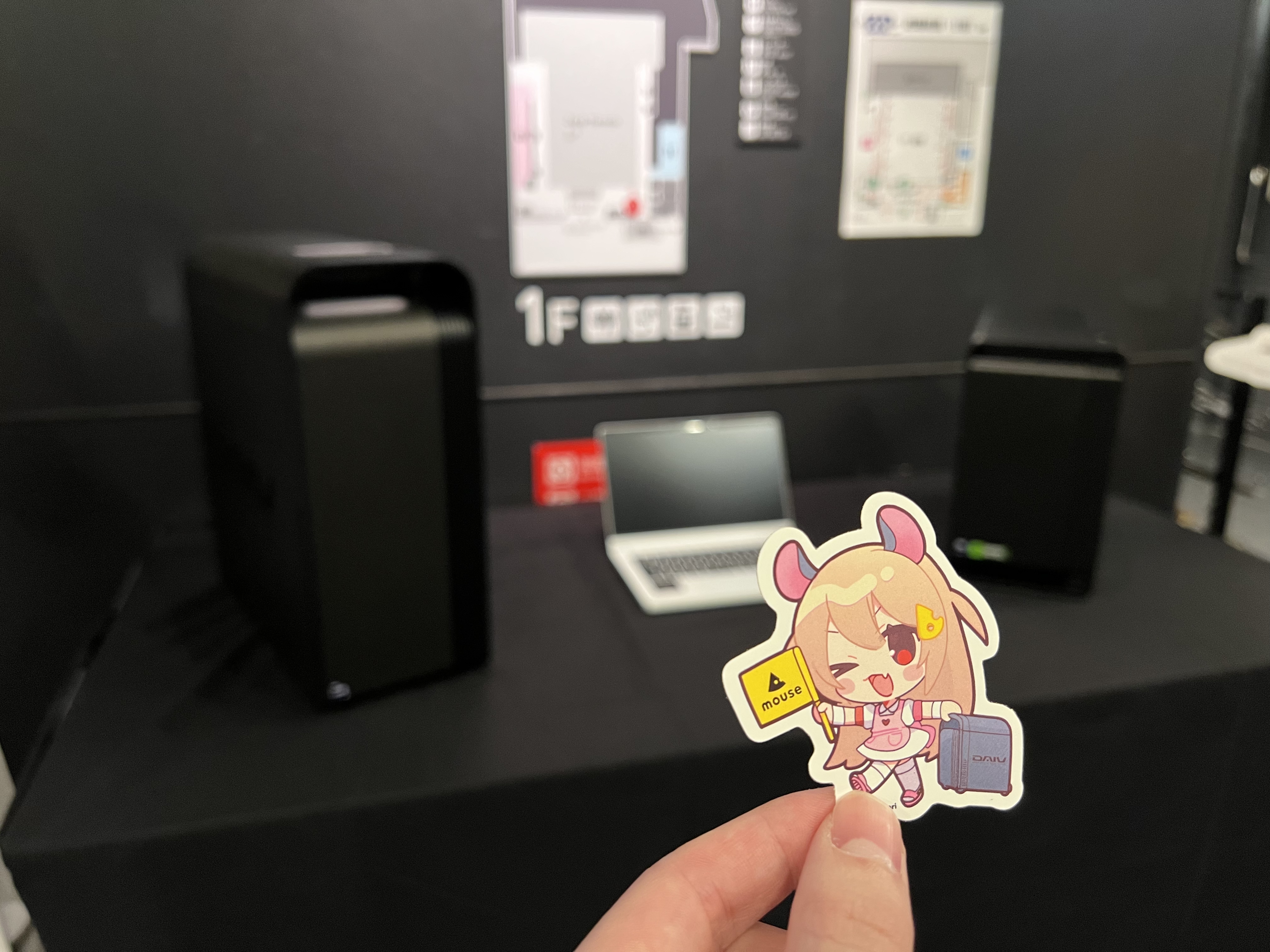 ステッカーと展示DAIV