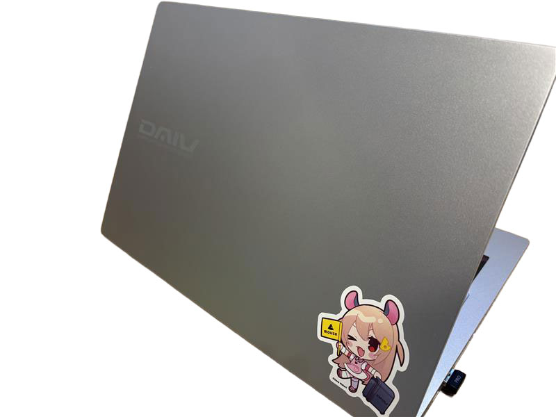 ステッカーを貼ったS.Sの会社用パソコン