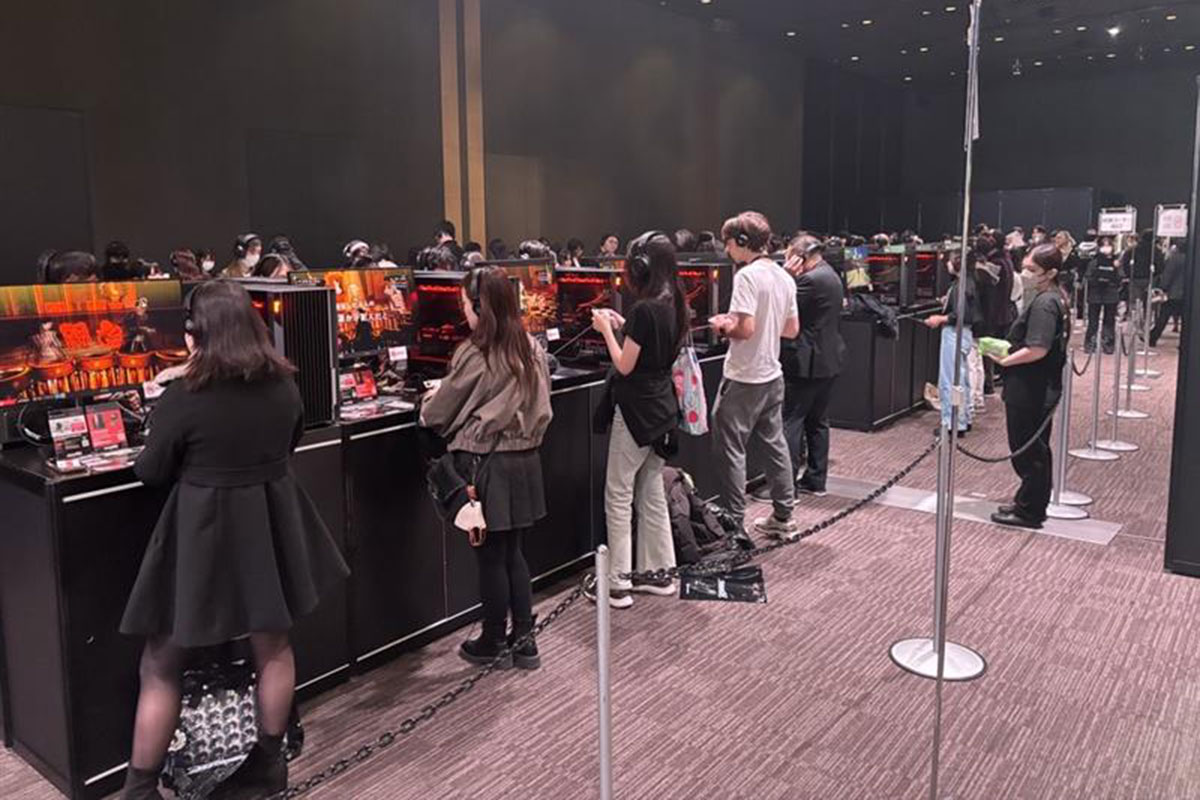 G TUNEの試遊エリアで試遊する来場者