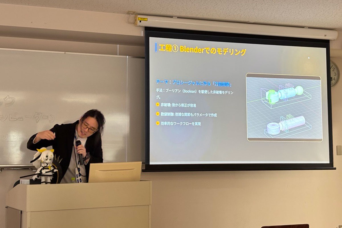 自身で制作したアクションフィギュアを使いながら説明するますく氏