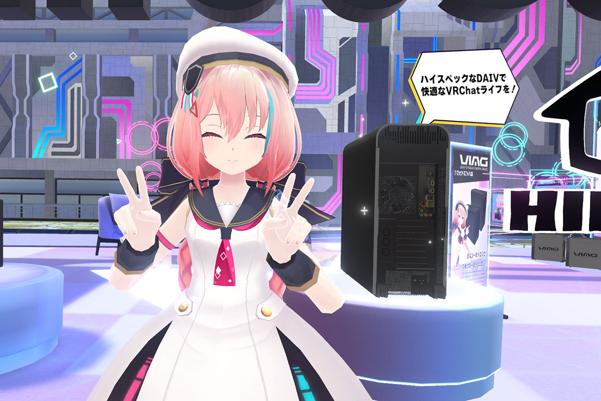 DAIVの筐体と並んでピースをするVketちゃん