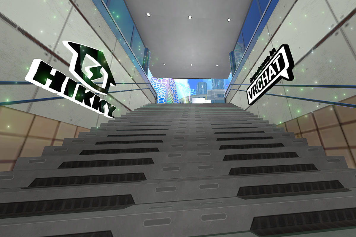 HIKKYとVRChatのロゴが並ぶ階段エリアの様子