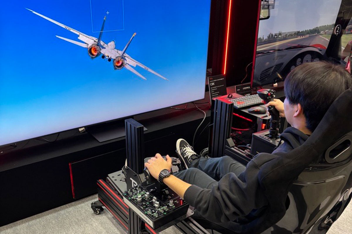 戦闘機のゲームをプレイしている様子