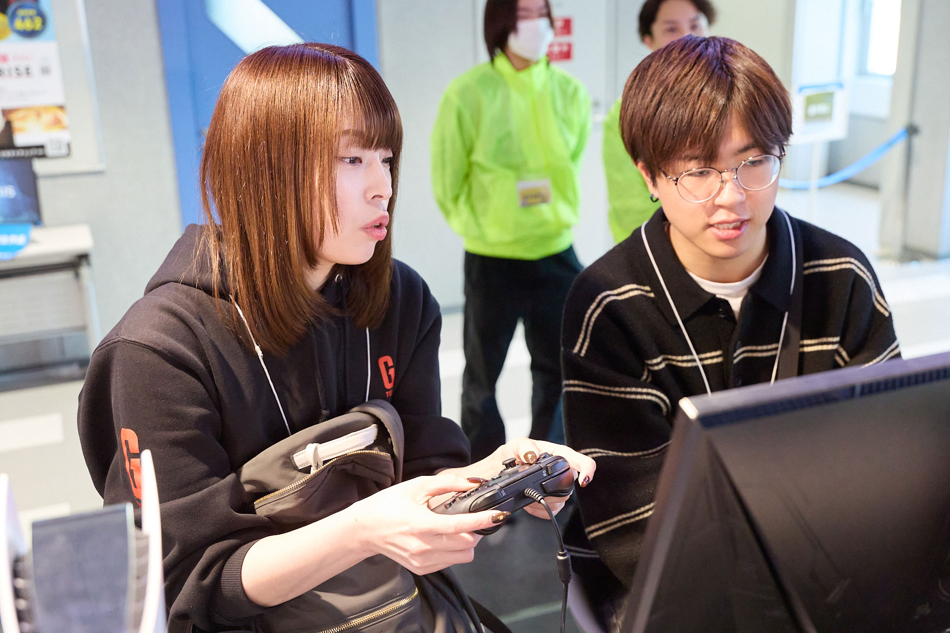 真剣な眼差しで練習を行うふたり