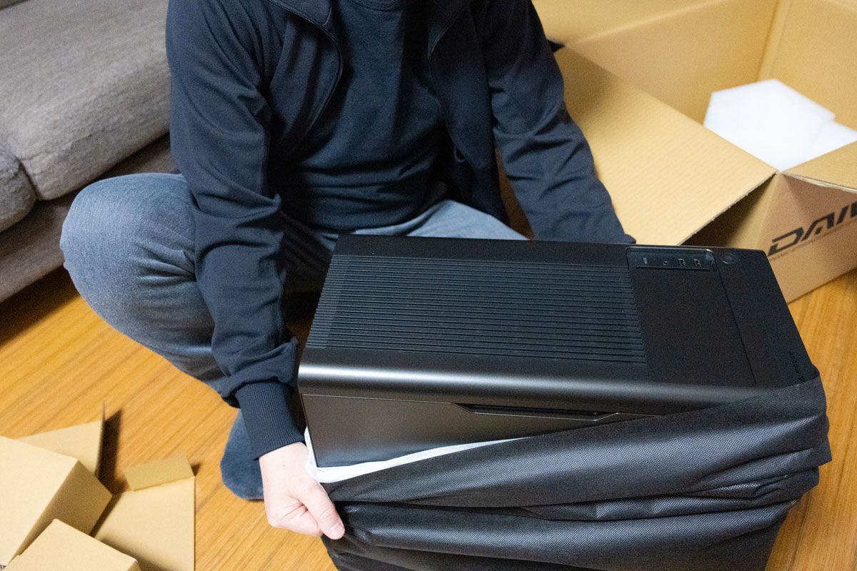 がっちり梱包された段ボールを開けると……。