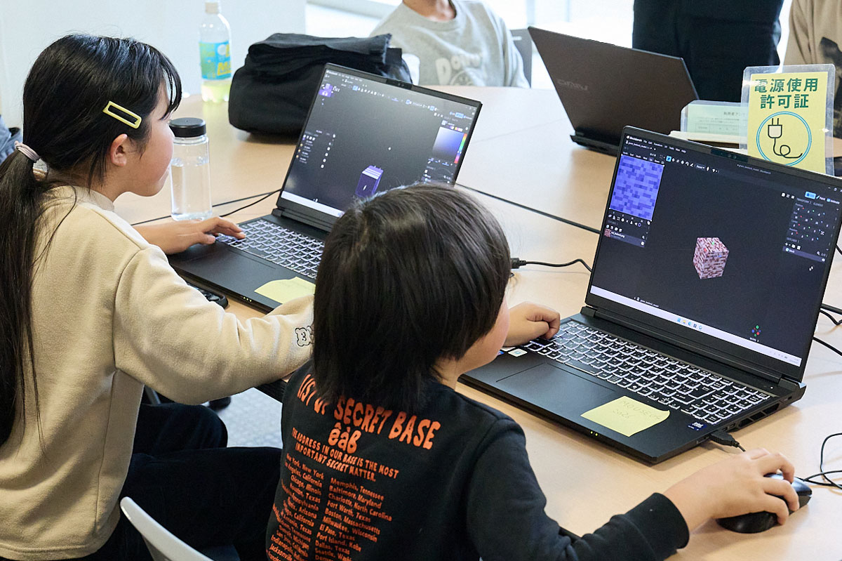 ブロックベンチを操作する子供
