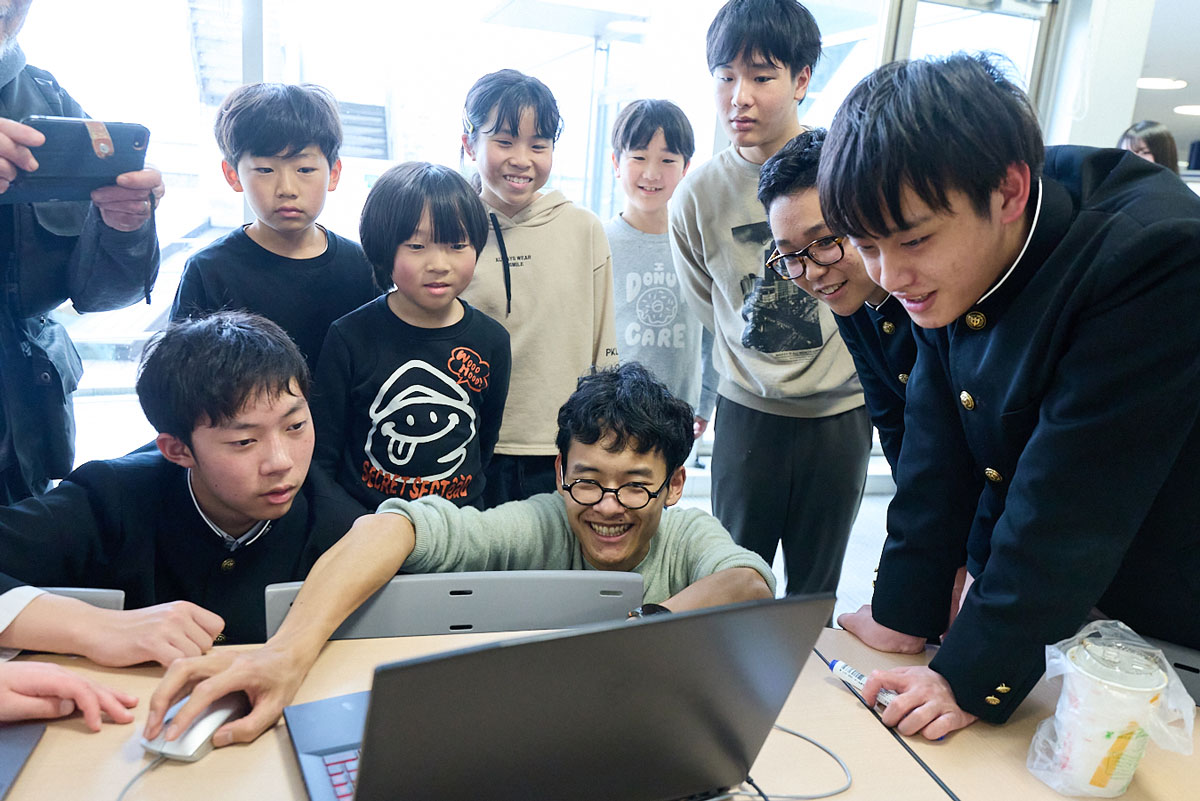 皆で画面を見つめる様子