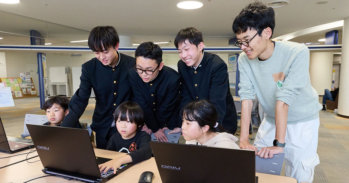 中学生の挑戦が、子どもたちの未来をひらく——小学生へ学びを広げるプログラミングワークショップ